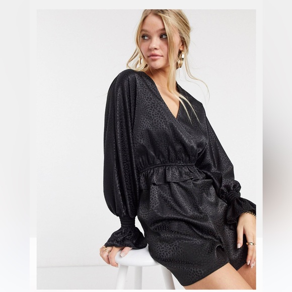 River Island long sleeve jacquard shirred romper in black - Picture 4 of 6